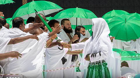 توزيع المظلات لقاصدي بيت الله الحرام من زوار ومعتمرين