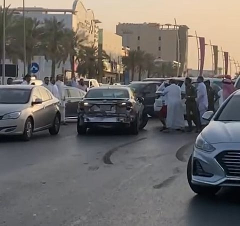 التحقيق مع رجلي أمن لعدم استخدام الصلاحيات الممنوحة لهم أثناء مباشرتهما حادث مركبة عكست السير
