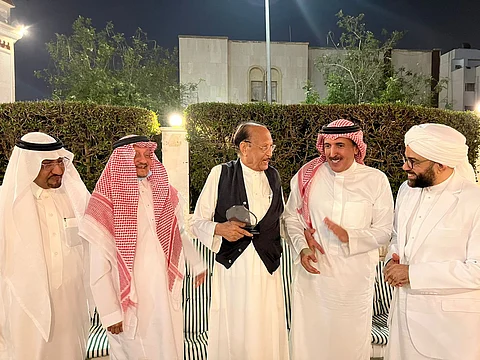 الكاتب محمد العامودي يتوسط مجموعة من كُتّاب الرأي والمثقفين