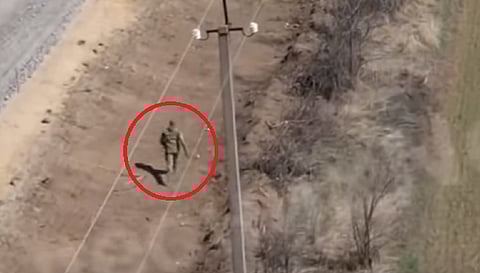 فيديو صادم.. نهاية كارثية لمطاردة بين مسيرة وجندي روسي هارب