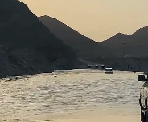 مزلقان وادي ذهب بالليث يفشل في أول اختبار.. عزل السكان لساعات
