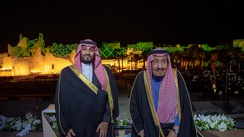 خادم الحرمين الشريفين وولي العهد أثناء حضورهما فعالية "جوهرة المملكة" في نوفمبر 2019