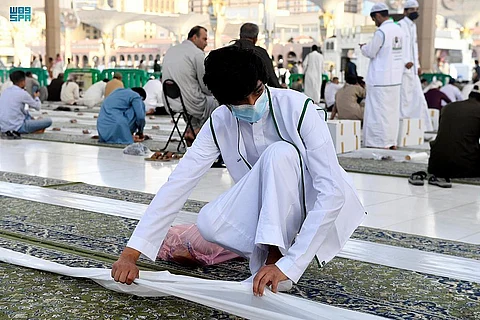 صورة مشرقة لإفطار ورعاية قاصدي المسجد النبوي يرسمها المتطوعون