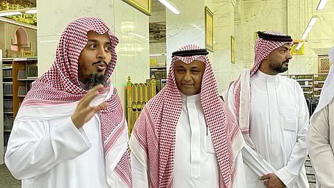 أحمد الشويعر يستقبل بمكتبة المسجد الحرام وفدًا من هيئة الصحفيين بمكة