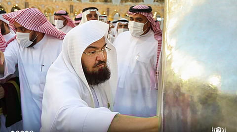 الشيخ عبد الرحمن السديس يشارك في تطييب الكعبة المشرفة بدهن العود الفاخر