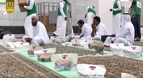مشروع إفطار صائم الذي يجري تنفيذه خلال شهر رمضان بساحات المسجد الحرام