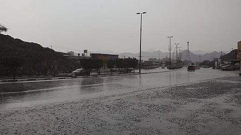 مصحوبة بزخات من البرد.. هطول أمطار غزيرة على مراكز وقرى العيص