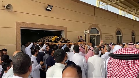 بالدموع.. آلاف المواطنين يشيعون ضحايا حريق صفوى بالقطيف