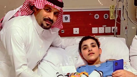 قصة من "مملكة الخير".. "سلطان الإنسانية" تبادر بعلاج طفل مصري فَقَد والديه في حادث