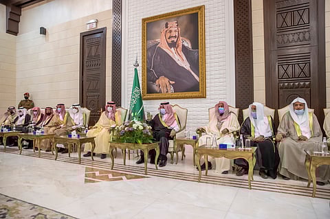 أمير حائل عبدالعزيز بن سعد يستقبل الأهالي لتهنئته برمضان