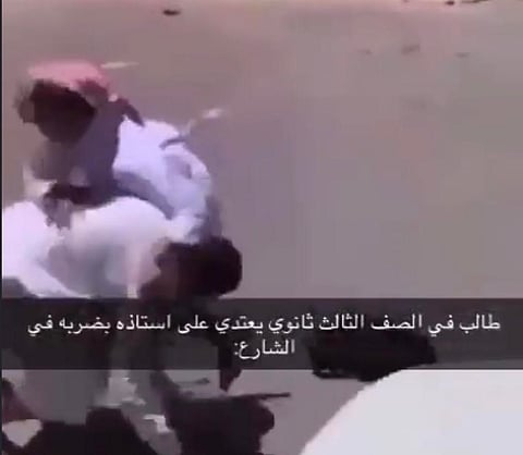 "تعليم عسير" يكشف زيف ادعاءات "طالب يعتدي على معلم"