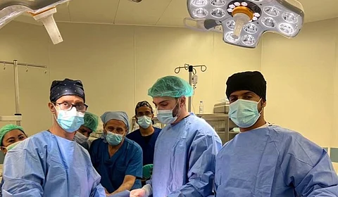 فريق طبي يُنقذ حياة "خمسيني" تعرض إلى طلق ناري