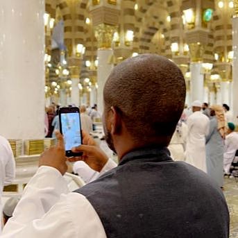 بالصور .. هواتف "ضيوف الرحمن" تنقل للعالم سُفر الإفطار ومقامات الأذان وجهود الأمن