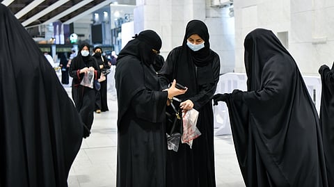 الموظفات يعملن على التأكد من حقائب قاصدات المسجد الحرام