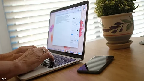 بعد نجاح التجربة.. شركةٌ عالمية تُبلغ موظفيها: بإمكانكم العمل من المنزل للأبد