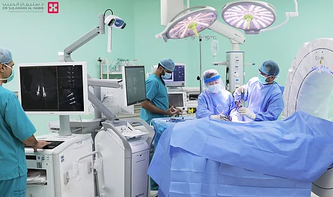تَدَخُّل جراحي بمجمع سليمان الحبيب بالعليا ينهي معاناة ثمانيني مع كسور في العمود الفقري