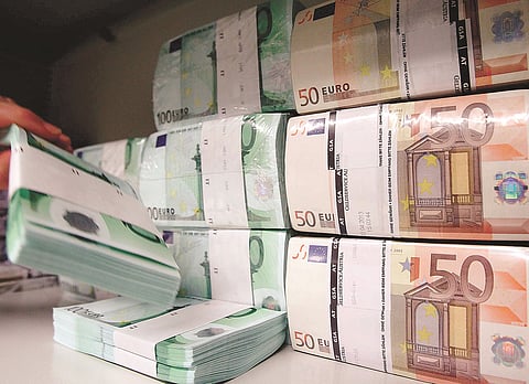 اليورو يهوي أمام الدولار لأدنى مستوى خلال 5 سنوات