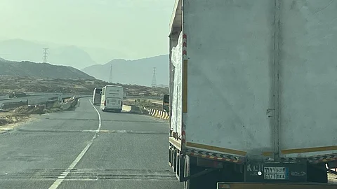 مطبات بلا إنذار وحوادث قاتلة.. شاهد "شبح طريق بارق" ينذر بكوارث