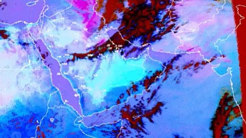 وفقًا للأقمار الصناعية.. "عاصفة الحفر" في طريقها للرياض خلال الساعات القادمة