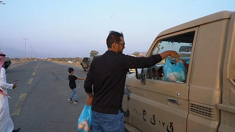 أهالي "جرادية صامطة" يوزعون وجبات الإفطار على الجنود المرابطين بالحد الجنوبي