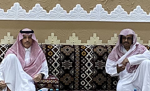 محافظ تيماء يعزي أبناء "العكيمي" في وفاة والدتهم