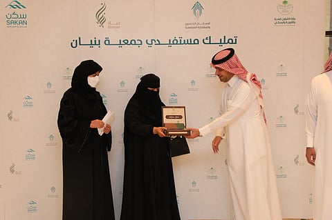 "الحقيل" يكرّم جمعية بنيان الخيرية للإسكان ويسلّم وحدات سكنية لمستفيديها