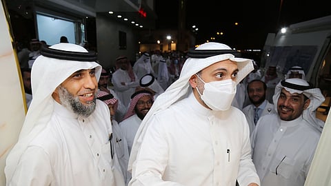 وزير الصحة فهد الجلاجل يزور مجمع عيادات عناية الطبي بالسويدي