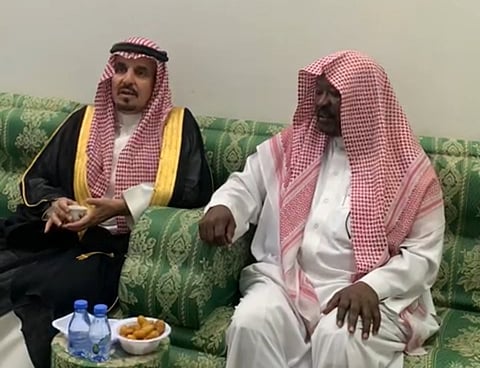 مُحافظ الدواسر يقدم تعازيه في وفاة الوكيل رقيب "العمران"