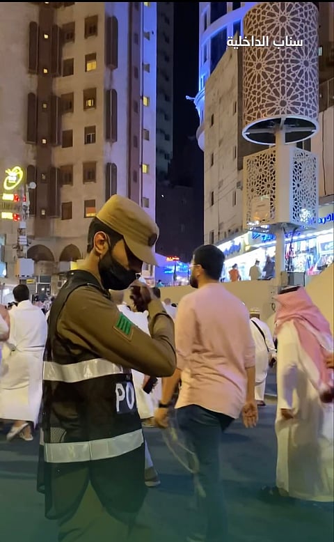 شاهد.. جهود ضخمة لـ"مرور مكة" لتنظيم الحشود والحافلات بـ"مركزية الحرم"