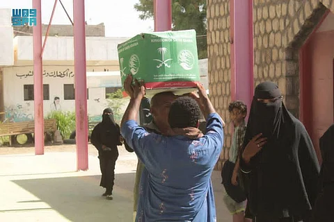 المملكة توزع آلاف السلال الغذائية الرمضانية باليمن وتشاد وأفغانستان