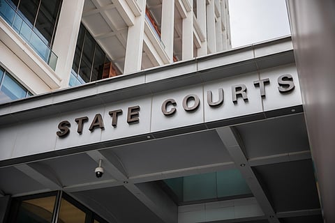 تذاكر سفر مزوّرة للسعودية.. 7 تهم تُسقط سنغافوريًّا احتال على طلاب وحجاج