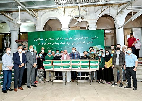 وزارة الشؤون الإسلامية تباشر توزيع 450 سلة رمضانية متكاملة في فيتنام