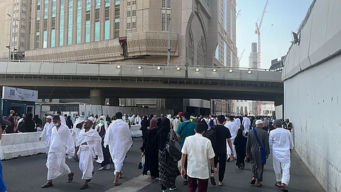 جموع المصلين يتوافدون إلى لمسجد الحرام لحضور ختم القرآن الكريم