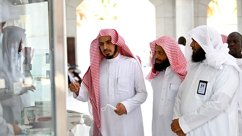 سليمان الخميس يقف على الخدمات المقدمة لقاصدي بيت الله الحرام