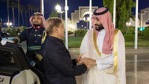 ولي العهد يستقبل رئيس وزراء باكستان