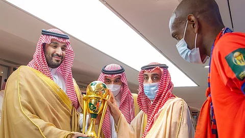 ولي العهد يتوج نادي الفيحاء بكأس الملك