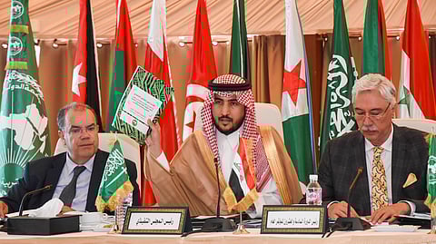 هاني المقبل يقدم التقرير خلال اجتماع المؤتمر