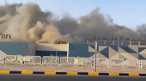 أكثر من 10 فرق إطفاء تكافح حريق ضخم في مجمع تجاري بالظهران