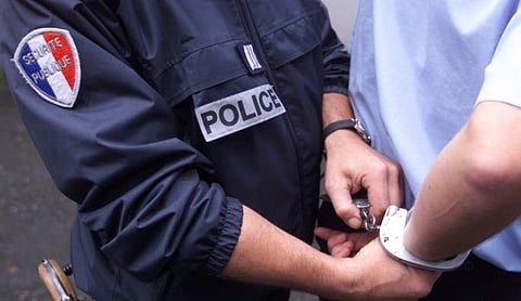 أين الكرة؟.. محتالون في فرنسا يسرقون السياح بلعبة والشرطة تُسقطهم!