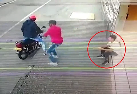 فيديو مؤلم.. في أي دولة تَعَرّض هذا الرجل للسرقة مرتين في 5 دقائق؟