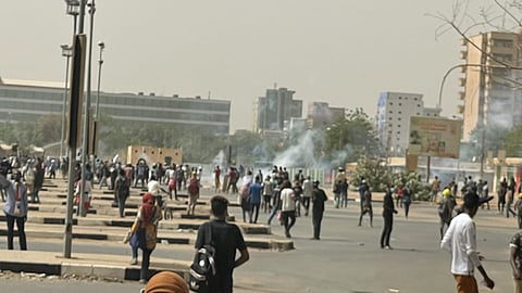 قوات الأمن السودانية تفرق المظاهرة أثناء توجهها للقصر الجمهوري