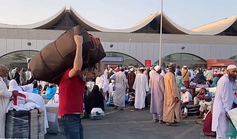 إعادة نقل مسافري الرحلات المتأخرة من مدينة الحجاج إلى مطار جدة