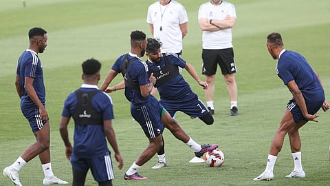 لاعبو الاتفاق يؤدون التدريبات