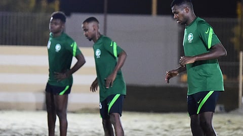 لاعبو المنتخب السعودي لكرة القدم الشاطئية يؤدون التدريبات