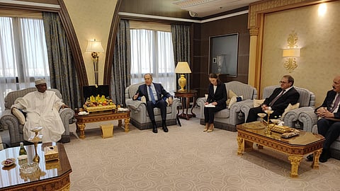 حسين طه يلتقي وزير خارجية روسيا بالرياض