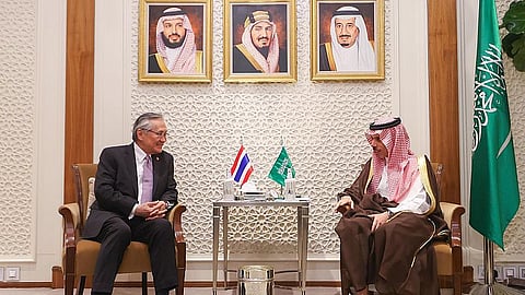 فيصل بن فرحان ونائب رئيس الوزراء التايلندي دون برامودويناي في لقاء على هامش منتدى الاستثمار السعودي التايلندي بالرياض