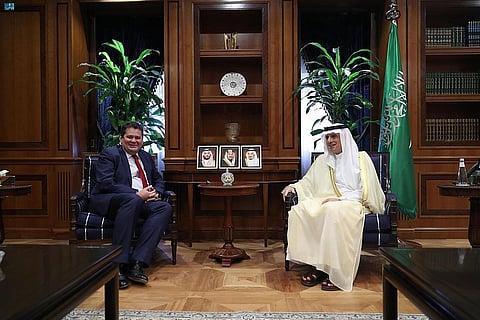 وزير الدولة للشؤون الخارجية يستقبل السفير البريطاني نيل كرومبتون