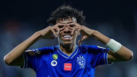 اللاعب مصعب الجوير يحتفل بتسجيله هدف في مرمى ضمك