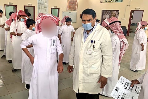 كادر طبي من صحة حائل يزور المدارس