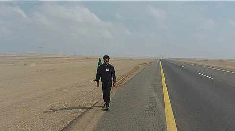 المغامر نايف شكري أثناء رحلته من جدة الى أبها
